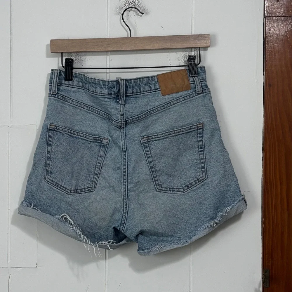 HM‎ Womens High Waisted Denim Shorts Medium Wash Blue Raw Hem Size 8